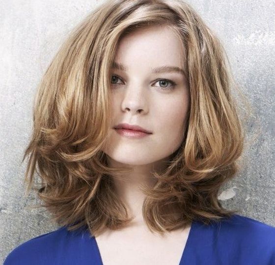Coiffures pour femmes pour cheveux mi-longs pour un visage rond